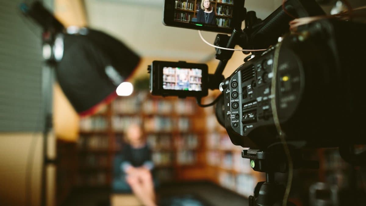 Podcast video automatically reframed from horizontal to vertical 9 format with speaker tracking technology — Photo by Sam McGhee on Unsplash