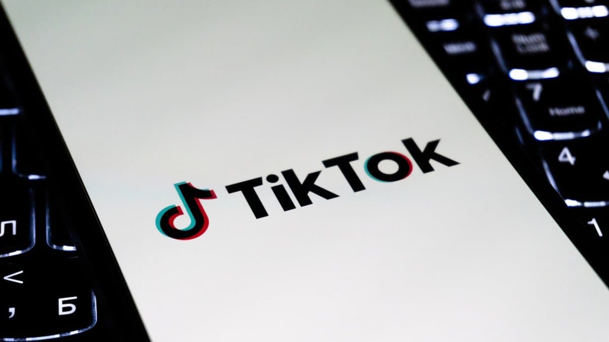 Smartphone displaying TikTok video with auto-generated captions enabled, showing how subtitles appear on mobile viewing experience — Photo by Zulfugar Karimov on Unsplash