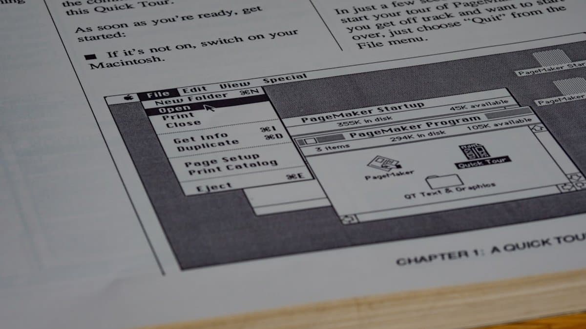 教会の説教ビデオで自動ハイライト検出を実演するAI搭載ソフトウェアインターフェース。効率的な再利用を実現します。— Unsplash の Brett Jordan による写真