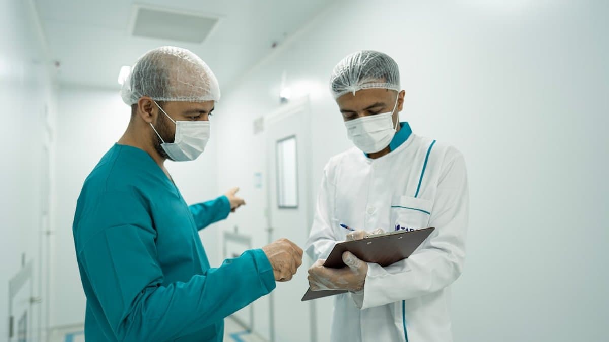 Gesundheitsfachkraft, die medizinische Videoskripte mit Hilfe von Collaborative Compliance Workflow Tools und Genehmigungsprozessen überprüft und genehmigt — Foto von Mina Rad auf Unsplash