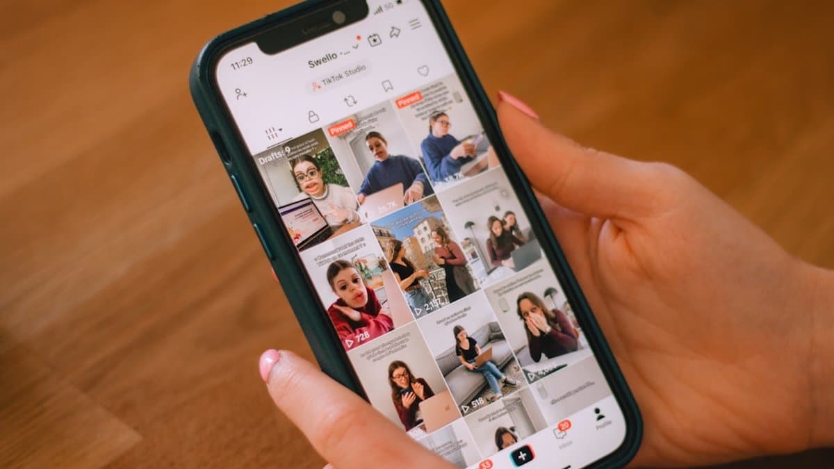 Менеджер социальных сетей планирует фитнес-контент на TikTok, Instagram Reels и YouTube Shorts одновременно — Photo by Swello on Unsplash