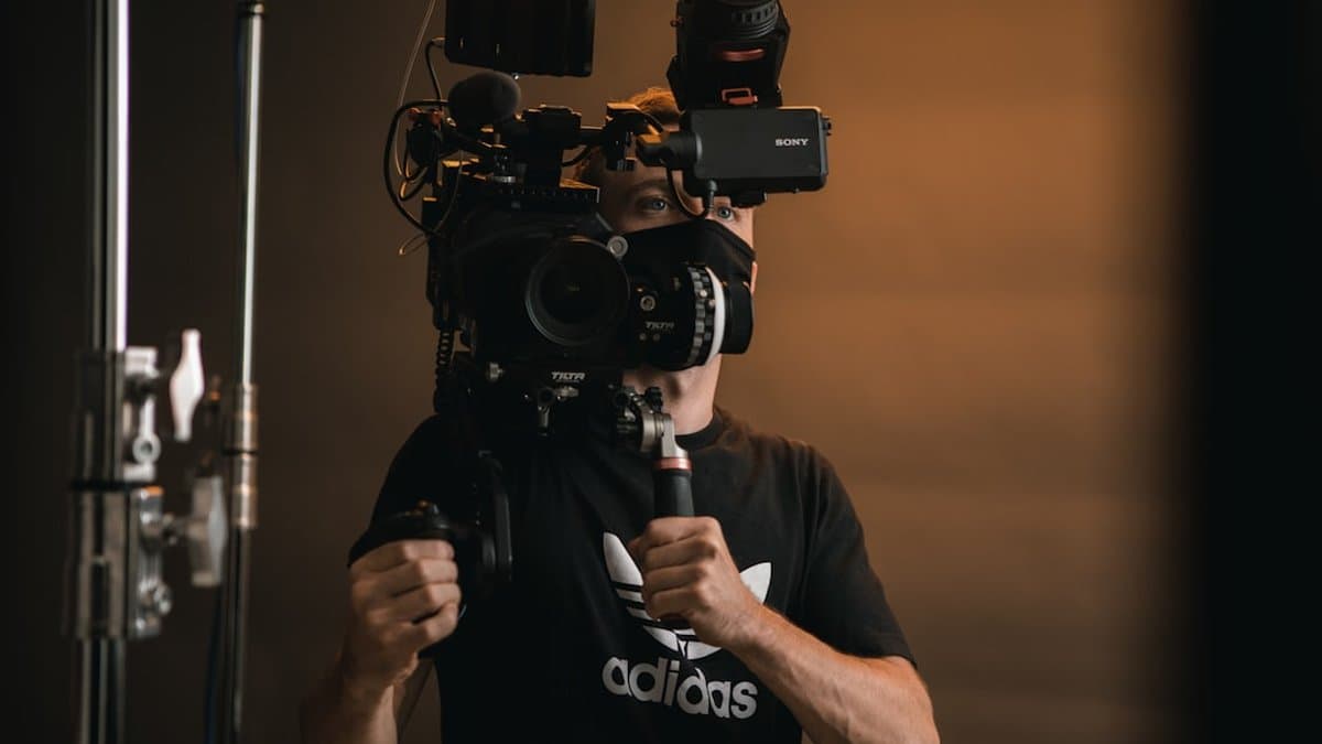 Um coach aproveita ferramentas de vídeo com IA em um tablet para atrair mais leads qualificados, mostrando estratégias modernas de geração de leads. — Foto de Billy Freeman no Unsplash