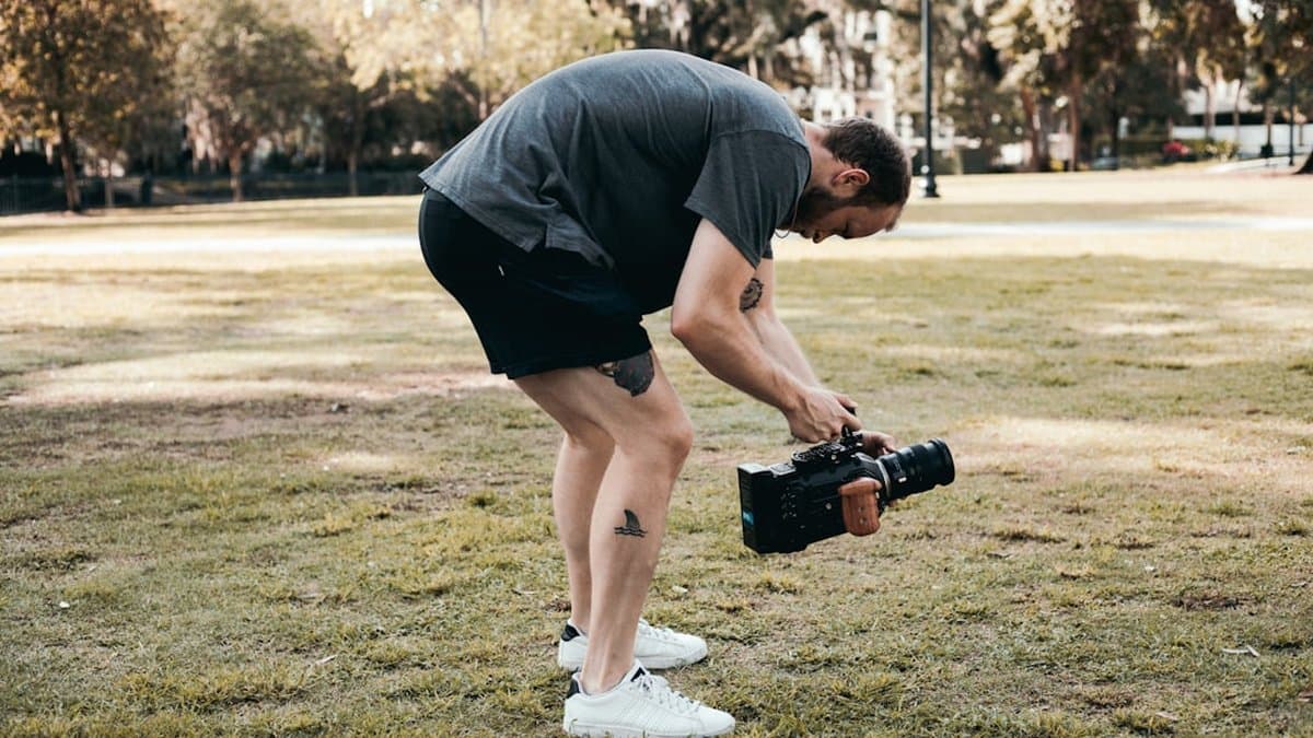 Um coach transforma eficientemente conteúdo long-form em clips de vídeo com IA envolventes para múltiplas plataformas de mídia social. — Foto de Kyle Loftus no Unsplash