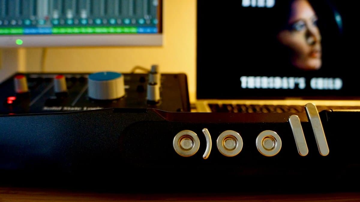 Interface de software de edição de vídeo mostrando controles de clonagem de voz com IA, configurações de qualidade de áudio e opções de rótulos de divulgação para criação de Shorts — Foto por Peter Burdon no Unsplash