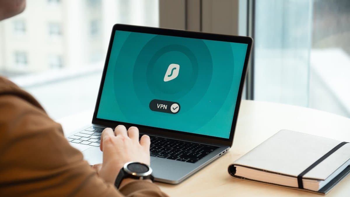 Medidas de segurança e salvaguardas de autenticação protegendo dados de voz e modelos de voz clonada contra mau uso não autorizado e abuso de deepfake — Foto por Dan Nelson no Unsplash