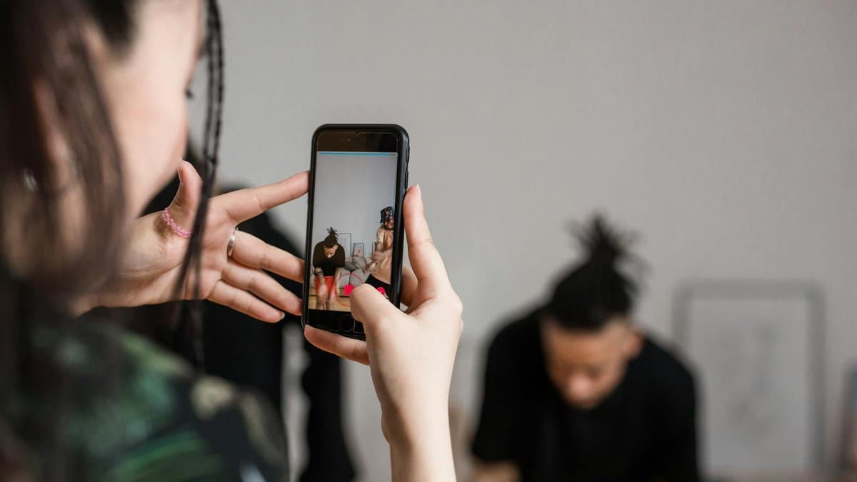 Format vidéo vertical de TikTok et spécifications de durée pour un contenu court-forme optimal — Photo par Ron Lach sur Pexels