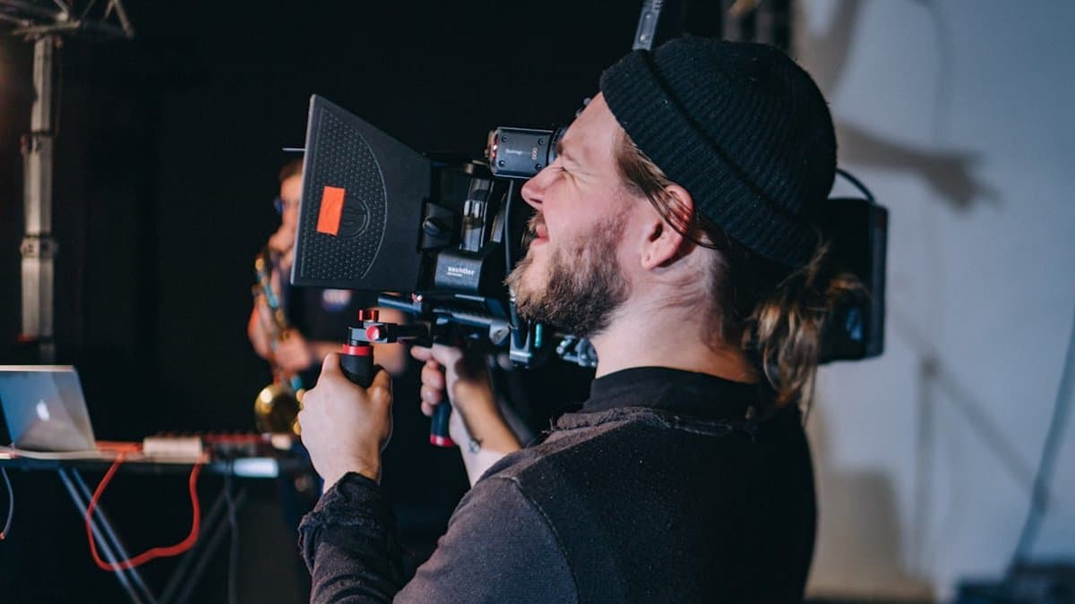 Un creador de contenido organizando múltiples proyectos de video para un flujo de trabajo eficiente de producción en lote, maximizando la salida. — Foto por Levi Stute en Unsplash