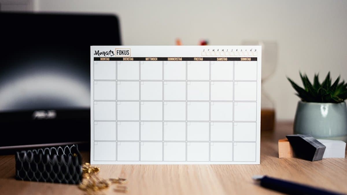 Un calendario de contenido semanal detallado que planifica el cronograma de producción y publicación por lotes para videos de alto volumen. — Foto de Mille Sanders en Unsplash
