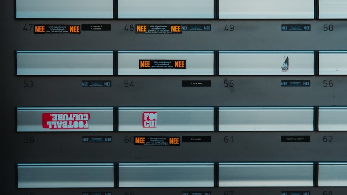 Eine moderne KI-Videodubbing-Software-Oberfläche mit Optionen für Voice Cloning, Übersetzung und Lip-Sync-Anpassungen. — Foto von Kaja Sariwating auf Unsplash