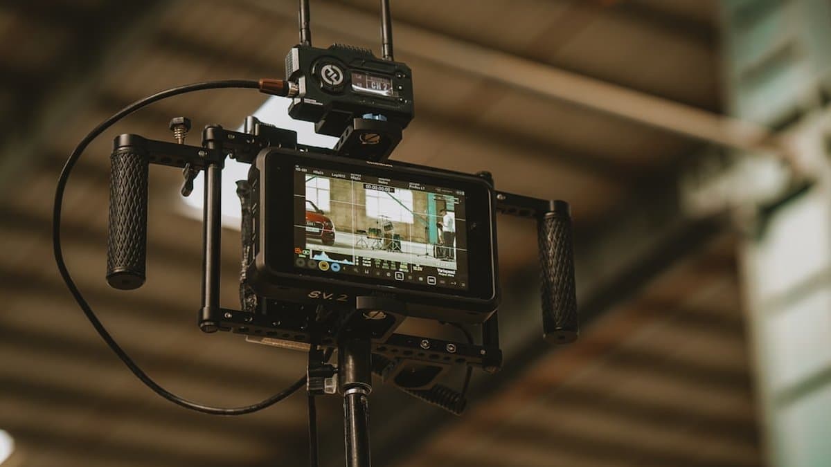 Ein optimierter KI-Video-Produktions-Workflow, von der ursprünglichen Idee bis zur automatisierten mehrsprachigen Synchronisation und globalen Verbreitung. — Foto von Aman Upadhyay auf Unsplash