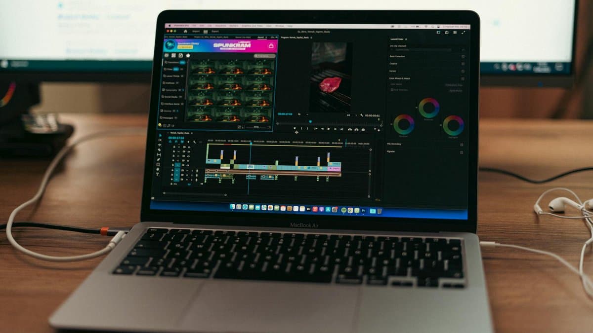 Un créateur utilise un logiciel de montage vidéo alimenté par l'IA pour transformer efficacement des cours magistraux éducatifs en segments vidéo courts et engageants avec des sous-titres automatiques. — Photo de Muhammed Çetinkaya sur Pexels
