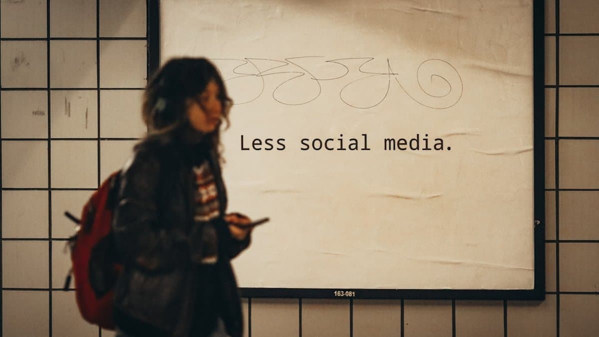 Un tableau de bord affiche l'analyse de vidéos éducatives au format court sur plusieurs plateformes de médias sociaux, montrant les métriques d'engagement et de portée. — Photo par Jon Tyson sur Unsplash