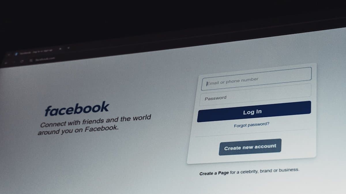 Panel de análisis mostrando métricas de alcance y engagement de Facebook Reels con rendimiento superior comparado con posts estáticos tradicionales — Foto de Zulfugar Karimov en Unsplash