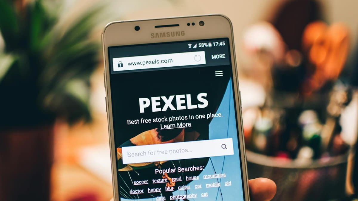 Primer plano de un smartphone mostrando una superposición de texto para un hook de Facebook Reels diseñado para captar la atención del espectador en los primeros dos segundos — Foto de Lisa de Pexels en Pexels