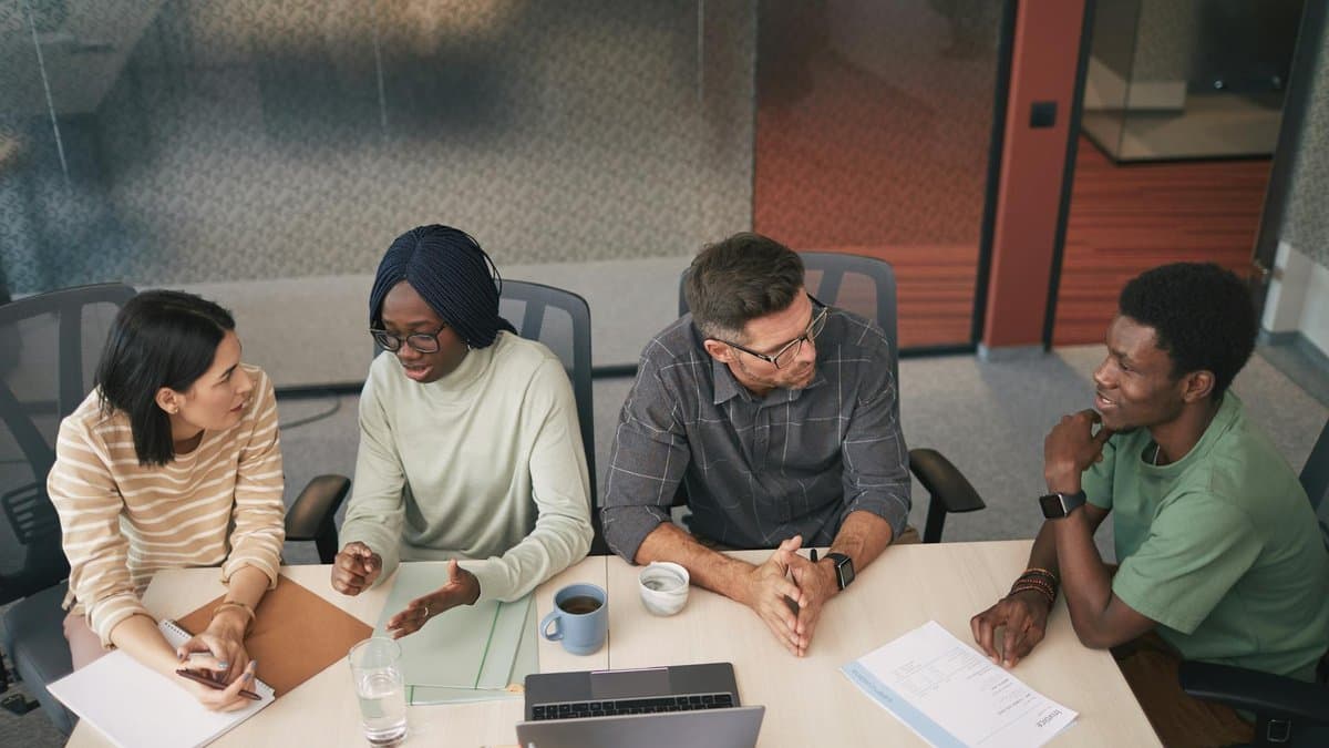 Pantalla móvil mostrando comentarios de usuarios y engagement en un Reel de Facebook, demostrando participación activa de la comunidad e interacción de la audiencia — Foto por Theo Decker en Pexels