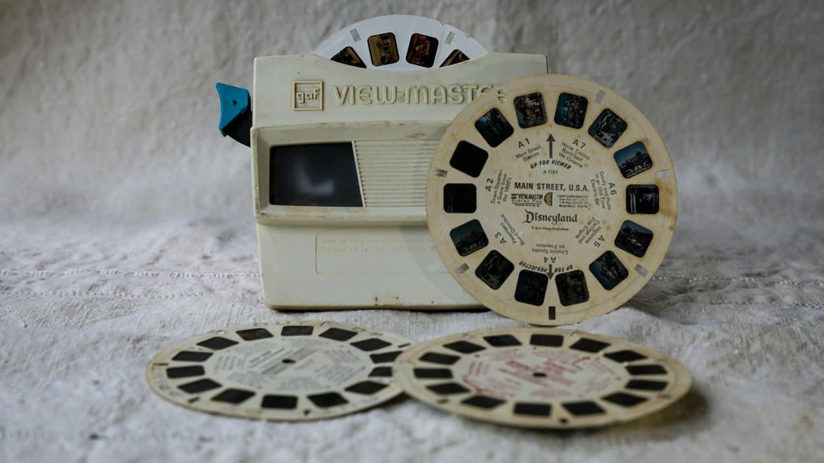 Разнообразная аудитория смотрит Instagram Reels с включенными субтитрами, демонстрируя функции доступности, которые обслуживают зрителей с нарушениями слуха и международную аудиторию. — Фото автора Mick Haupt на Pexels