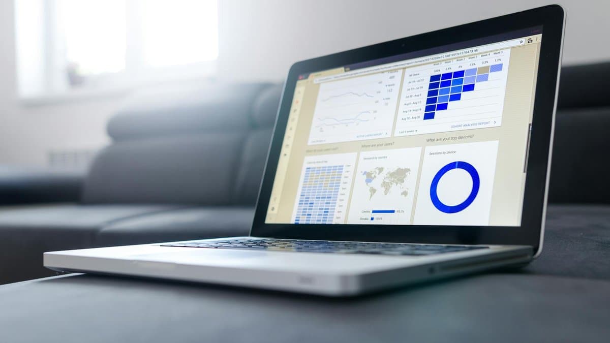 Creador de contenido monitoreando métricas de rendimiento de Instagram Reels y análisis de engagement de audiencia directamente dentro de la plataforma de edición — Foto por Lukas Blazek en Pexels