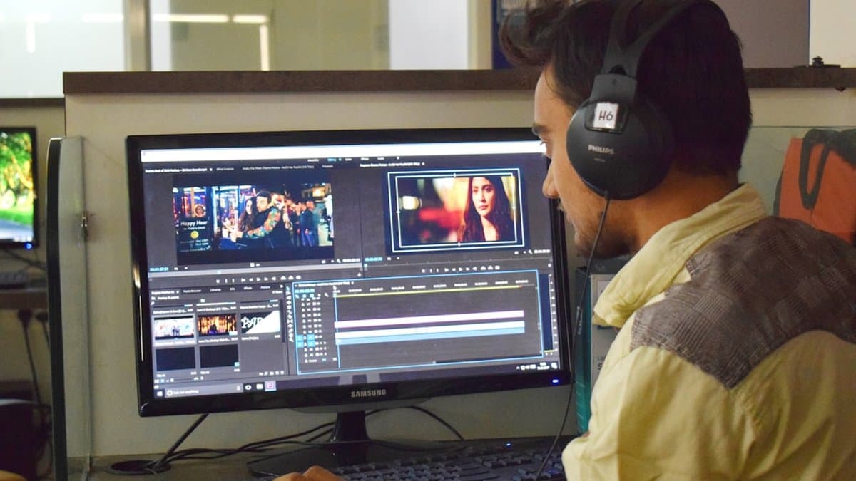 Editor de vídeo profissional trabalhando na extração de múltiplos formatos de conteúdo, incluindo clipes, carrosséis e ativos escritos de um único vídeo fonte — Foto de Hg Creations no Unsplash