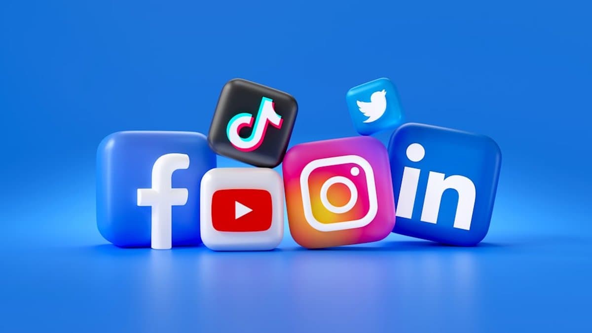 Comparação de tela dividida mostrando o mesmo conteúdo de vídeo otimizado de forma diferente em TikTok, Instagram Reels, LinkedIn e plataformas do YouTube — Foto de Mariia Shalabaieva no Unsplash