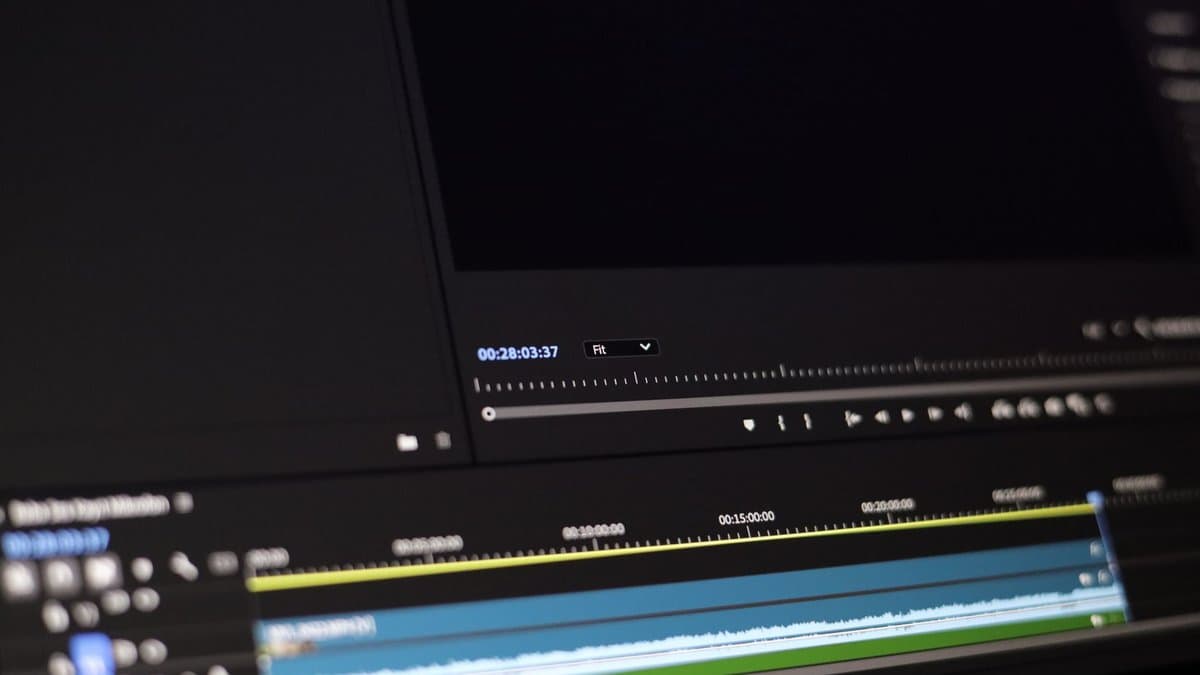 Account executive creating an asynchronous product demonstration video that showcases key features and business value without requiring a live meeting. — Photo by Abdulkadir Emiroğlu on Pexels
