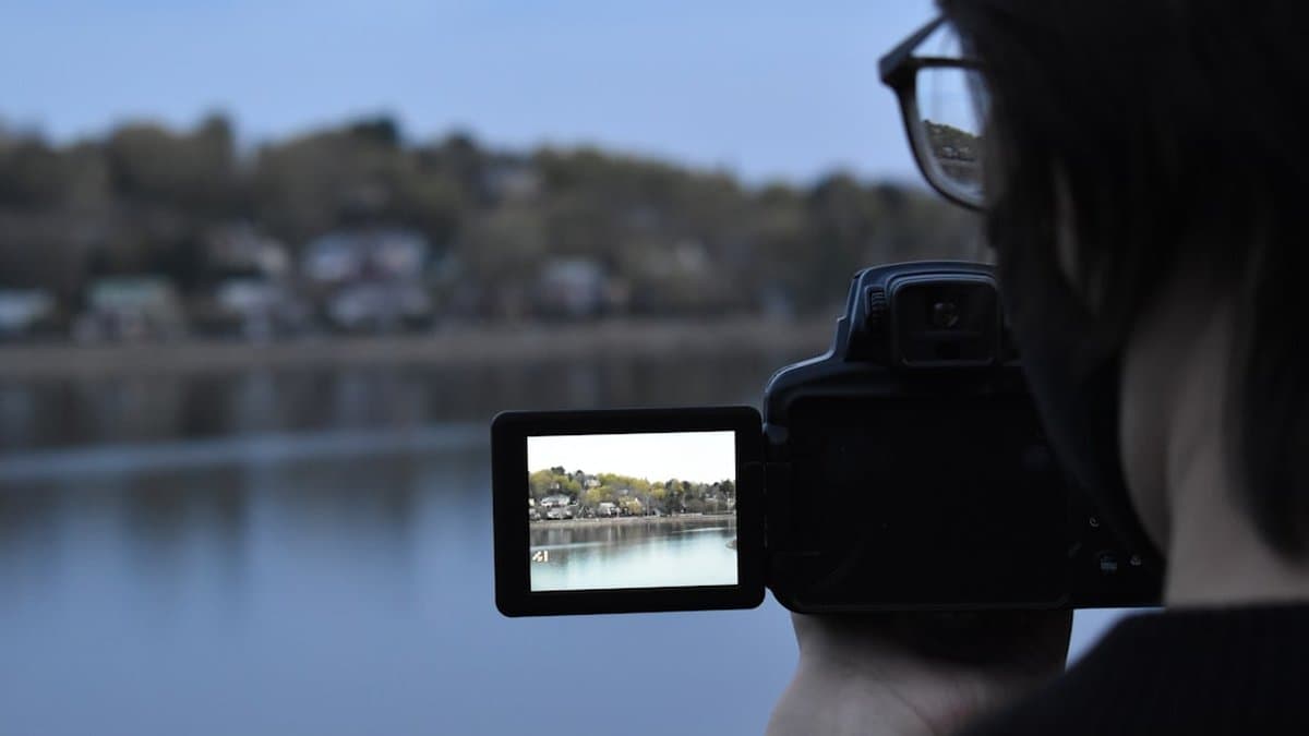 Um agente de imóveis otimiza um vídeo de curta duração para diferentes plataformas em seu smartphone, adaptando o conteúdo para TikTok, Reels e Shorts. — Foto de Faith Crabtree no Unsplash