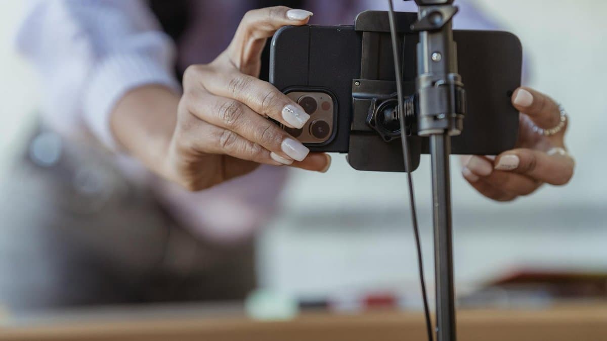 스마트폰으로 최소한의 편집과 자연스러운 설정으로 Snapchat Spotlight을 위한 정통 숏폼 비디오를 촬영하는 크리에이터 — George Milton의 사진 (Pexels)