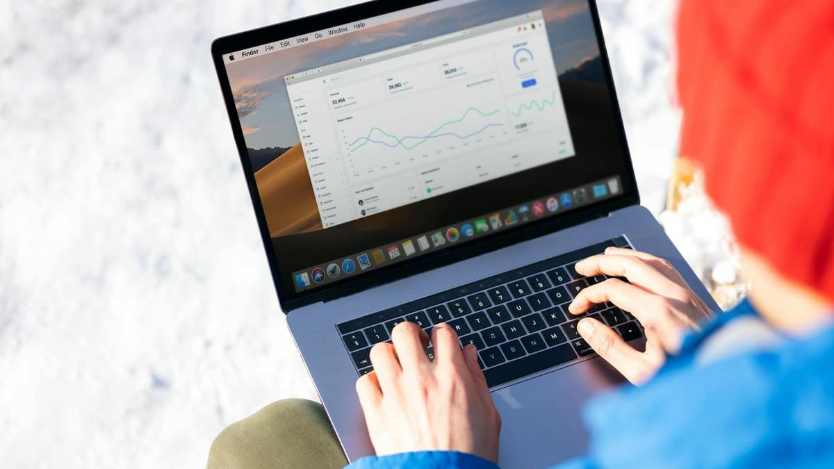 Snapchat Spotlight 오디언스 인구통계를 보여주는 분석 대시보드, Gen Z 연령대 분석 및 참여도 지표 — Firmbee.com이 Pexels에서 촬영