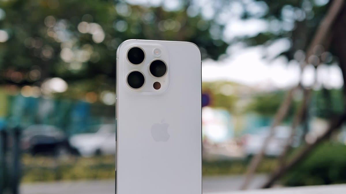 iPhone 15 Pro capturando contenido de video espacial en orientación horizontal con la distancia adecuada del sujeto para una percepción de profundidad óptima — Foto por Thai Nguyen en Unsplash