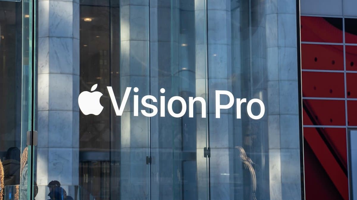 Usuario experimentando inmersión de video espacial en auricular Apple Vision Pro con percepción de profundidad mejorada y perspectiva tridimensional — Foto de Roméo A. en Unsplash