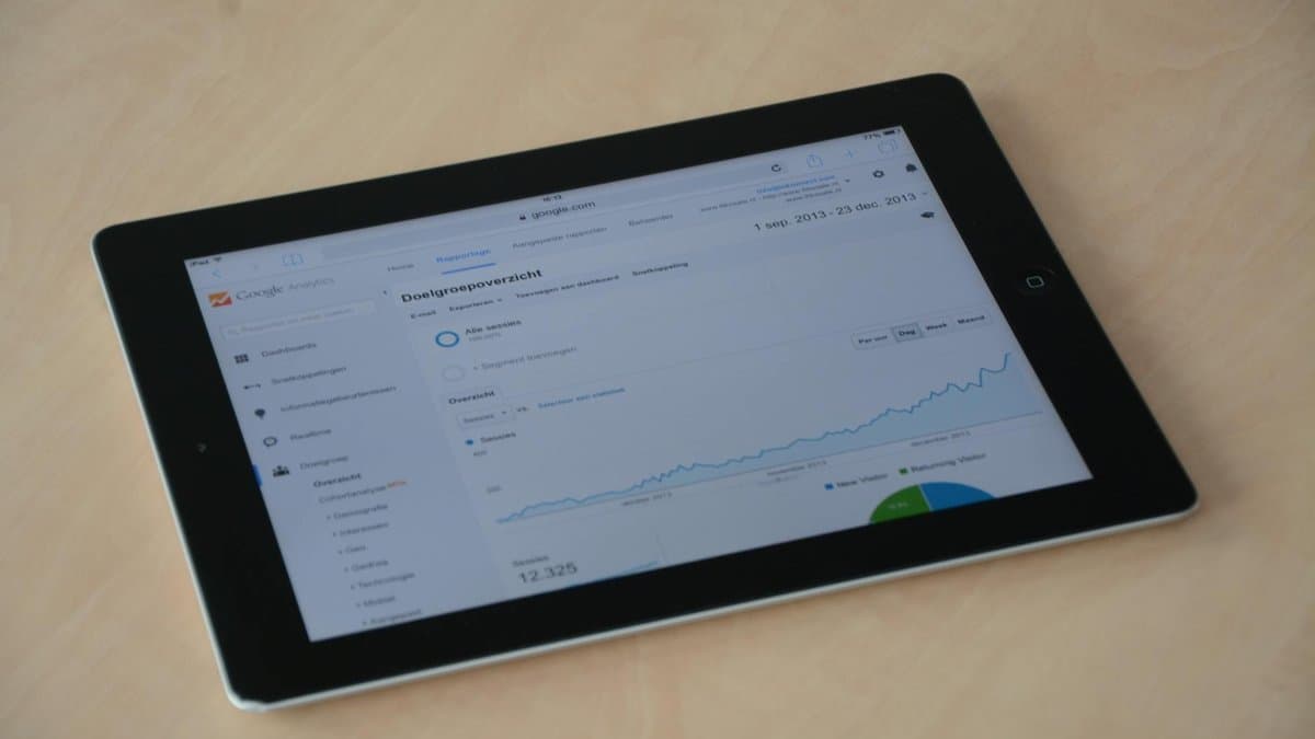 Creador de contenido analizando métricas de rendimiento de video espacial y potencial de ingresos en panel de análisis de escritorio con datos de crecimiento empresarial — Foto por weCare Media en Pexels