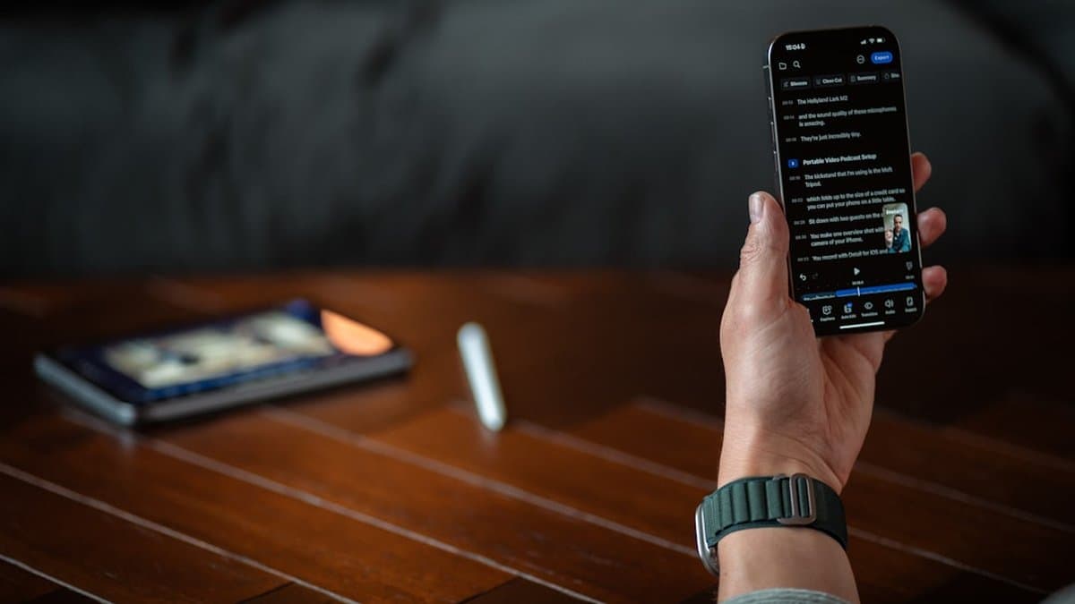 Video-Editor verfeinert das Timing und die Synchronisierung der Talking-Baby-Podcast-Animation für professionelle Broadcast-Qualität — Foto von Detail .co auf Unsplash