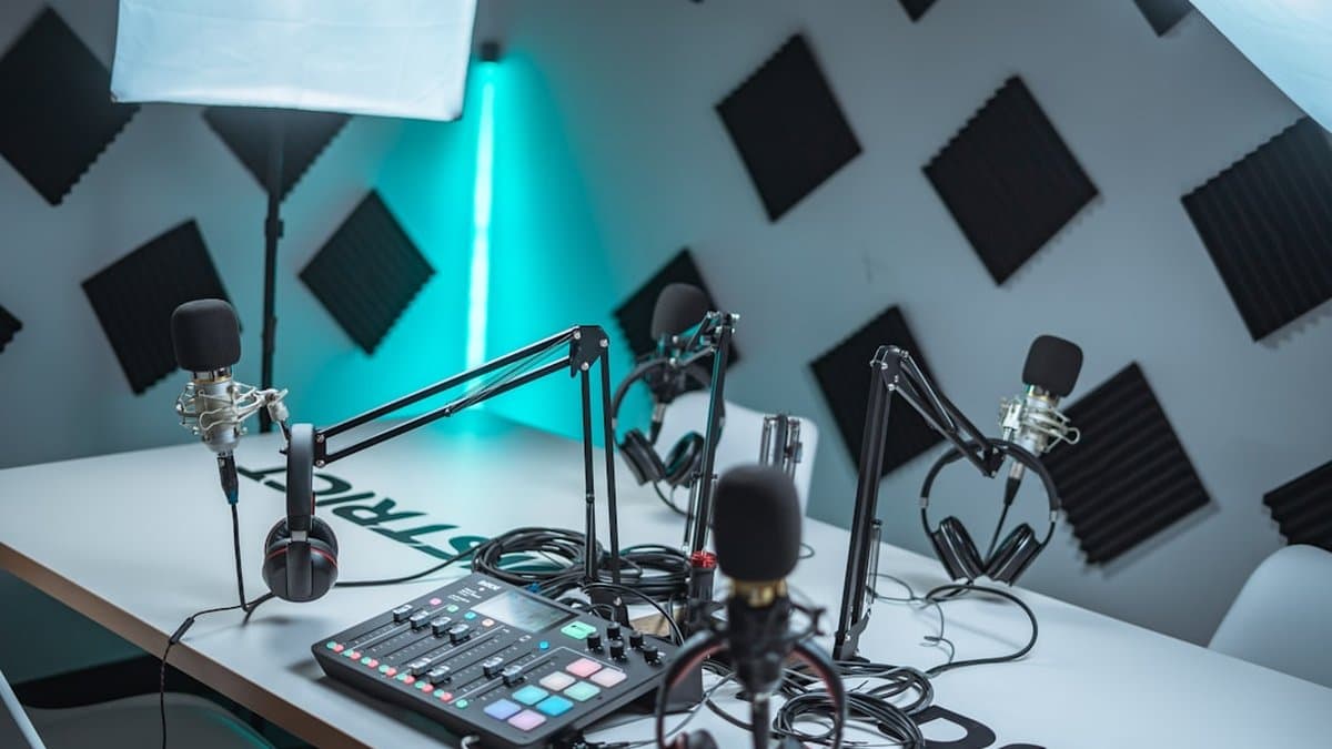 Content Creator überprüft Brand Guidelines während der Entwicklung einer authentischen Talking-Baby-Podcast-Strategie für eine Marketingkampagne — Foto von Hc Digital auf Unsplash