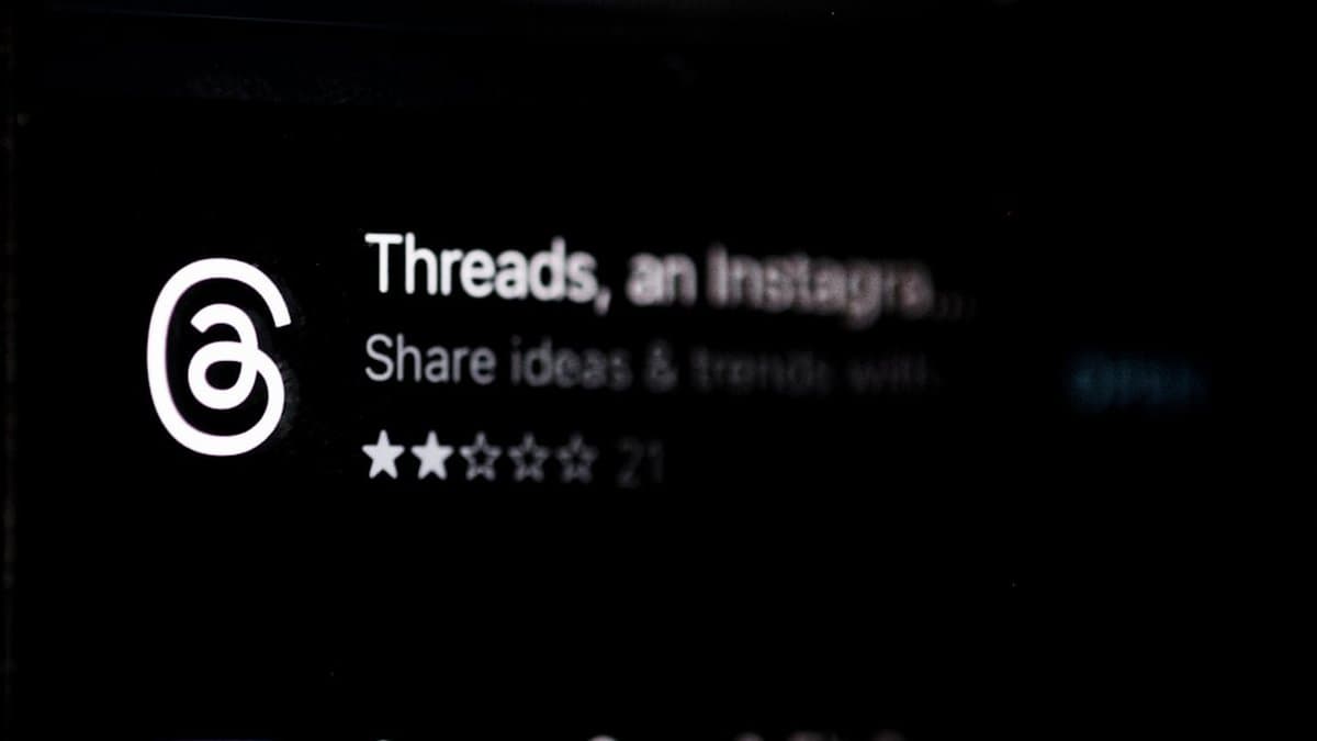 Панель аналитики, показывающая метрики вовлечения поста Threads с акцентом на количество ответов и показатели производительности, управляемые беседой. — Фото Dave Adamson на Unsplash