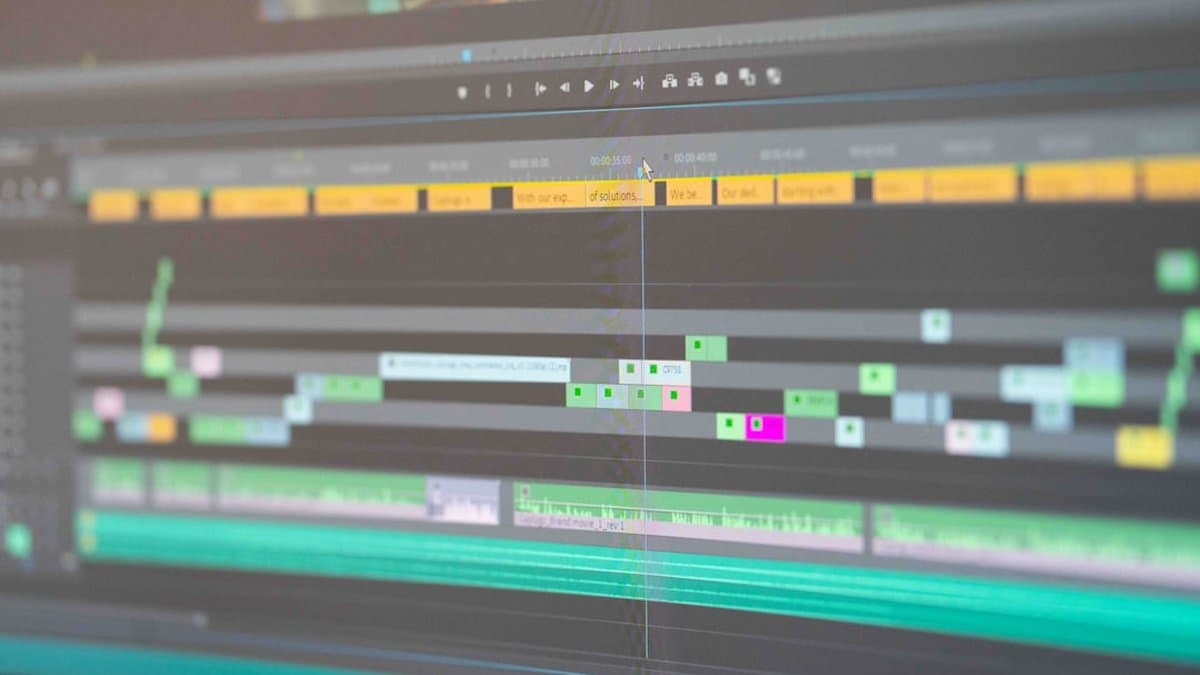 Antarmuka editing berbasis transkrip Veo 3 menampilkan video dan teks yang tersinkronisasi, memungkinkan kreator untuk mengedit video dengan memodifikasi konten transkrip secara langsung — Foto oleh Bas Peperzak di Unsplash