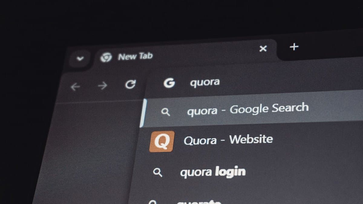 AI 검색 인터페이스가 답변 내에서 비디오 인용을 표시하고 있으며, 콘텐츠 발견 방식의 변화를 강조하고 있습니다. — Zulfugar Karimov의 Unsplash 사진