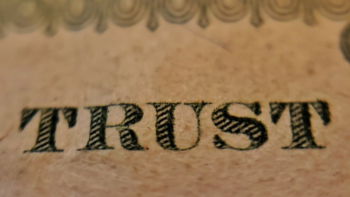 다양한 신뢰 신호가 E-E-A-T에 어떻게 기여하여 AI를 위한 비디오를 더욱 권위 있게 만드는지 보여주는 개념도. — Joshua Hoehne의 사진 (Unsplash)