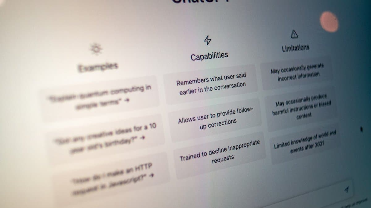 다양한 AI YouTube 챕터 생성 도구의 인터페이스와 기능 옵션을 나란히 비교 표시하는 이미지 — Emiliano Vittoriosi가 Unsplash에서 촬영