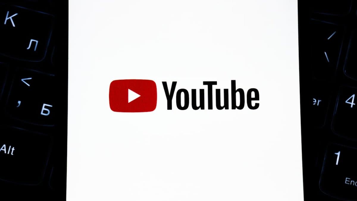 YouTube 챕터의 잘못된 형식과 적절하게 최적화된 챕터의 차이를 보여주는 예시, 뷰어 발견성의 차이를 나타냅니다. — Photo by Zulfugar Karimov on Unsplash