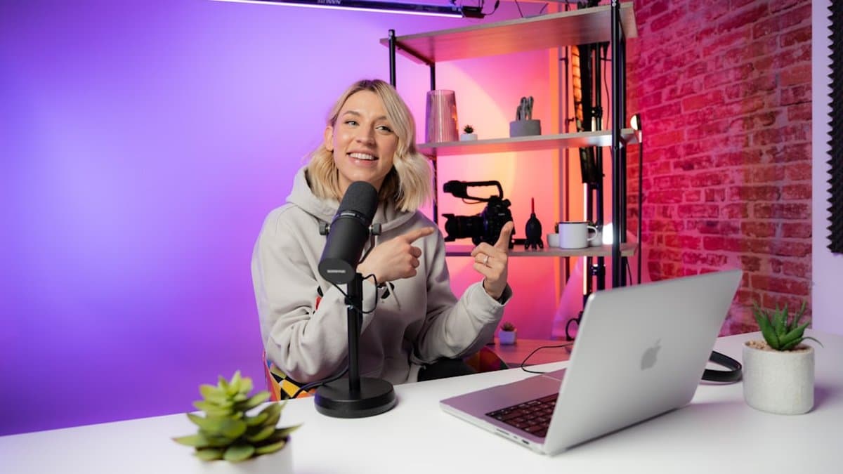 Content creator merencanakan strategi YouTube Shorts dengan pemilihan format khusus niche dan segmen audiens cadangan yang ditampilkan — Foto oleh Videodeck .co on Unsplash