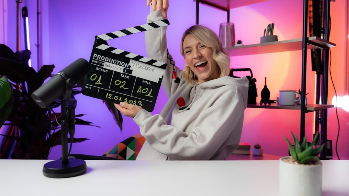 Alur kerja produksi konten batch menampilkan beberapa YouTube Shorts dalam pengembangan dengan alat AI untuk pembuatan caption dan editing — Foto oleh Videodeck .co di Unsplash