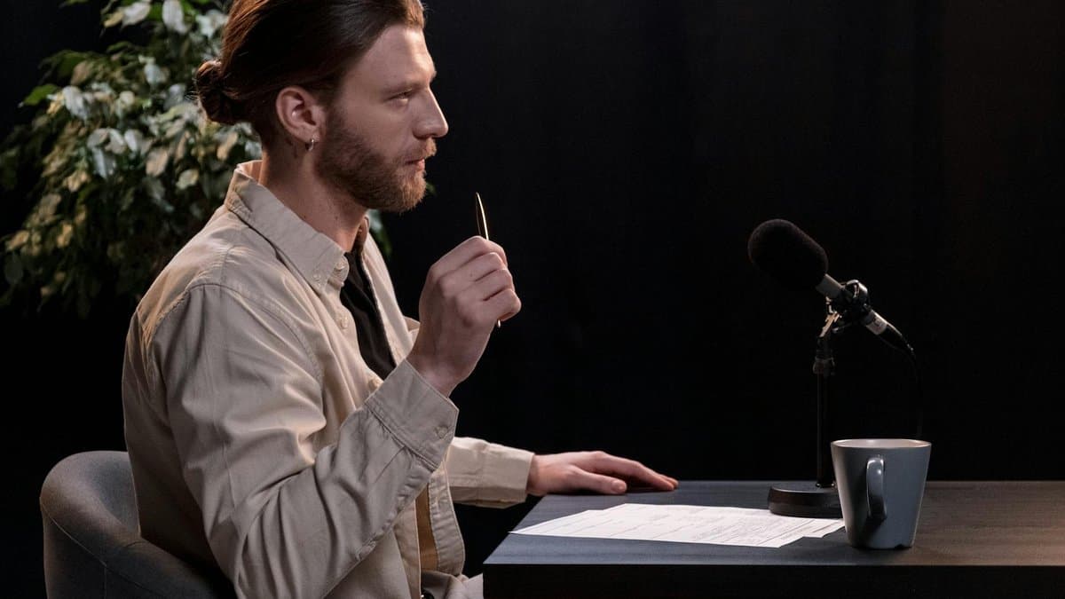 Dois apresentadores de podcast em uma entrevista animada, capturando soundbites dinâmicos e momentos memoráveis perfeitos para clipes em redes sociais de curta duração. — Foto por cottonbro studio no Pexels