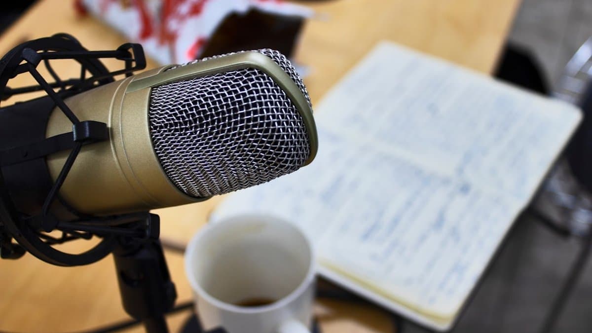 Um podcaster solo contando uma história com paixão, usando técnicas narrativas para criar ganchos envolventes e momentos memoráveis para conteúdo em formato curto. — Foto por Gabriel Magurno no Unsplash