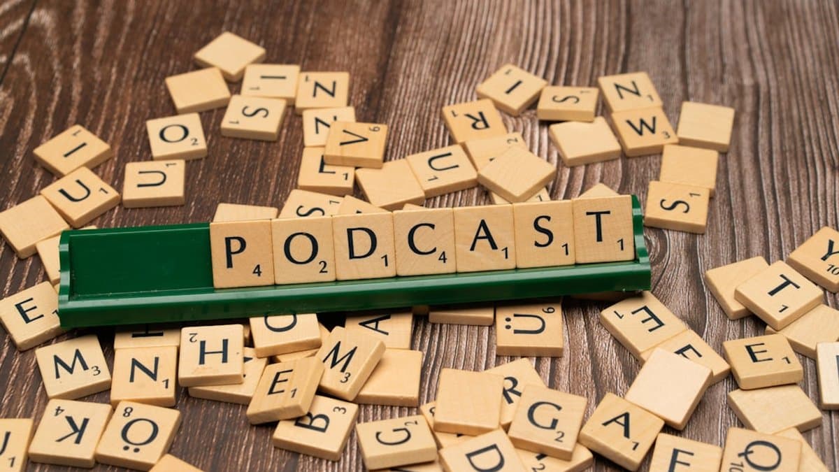 Um apresentador de podcast respondendo perguntas do público e entregando conteúdo educacional, otimizado para extrair clipes curtos em formato de vídeo independentes e acionáveis. — Foto de Markus Winkler no Unsplash