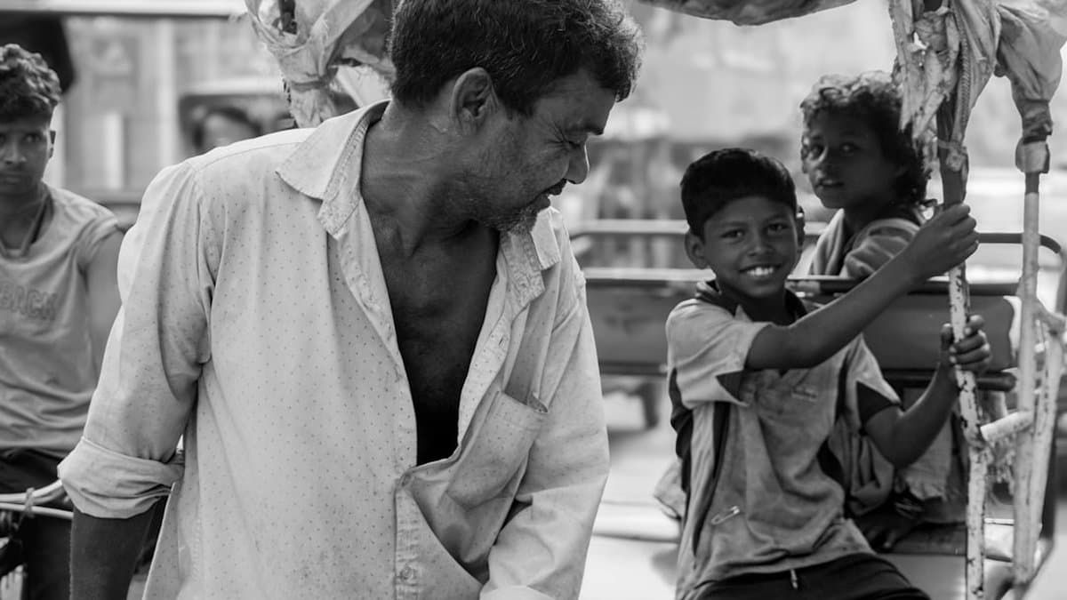 실제 크리에이터의 진정성 대 AI 생성 페르소나의 일관성을 보여주는 감정적 연결 — Vaibhav Gupta의 Unsplash 사진