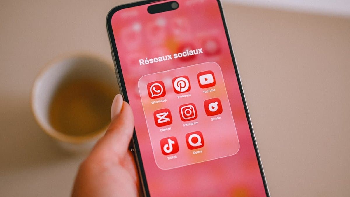 Diner browsing restaurant videos on TikTok while deciding where to eat, demonstrating how short-form video influences dining decisions โ Photo by Swello on Unsplash