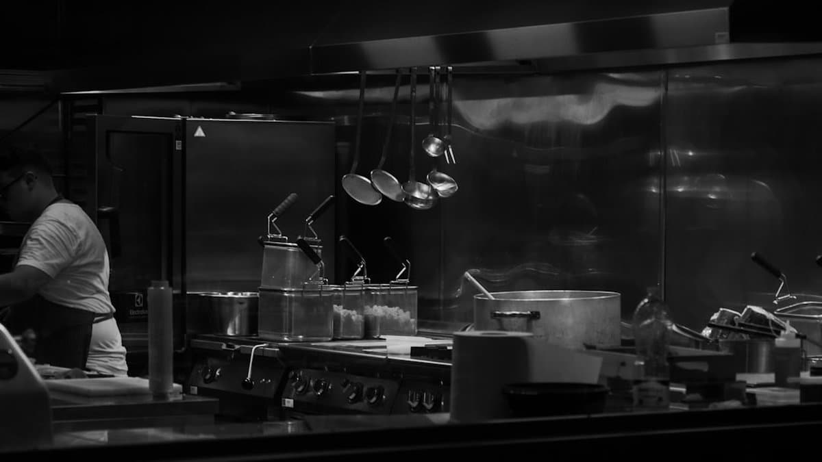 Professional restaurant kitchen video showing chef preparing food, demonstrating authentic behind-the-scenes content that builds trust with diners โ Photo by Francesco Liotti on Unsplash