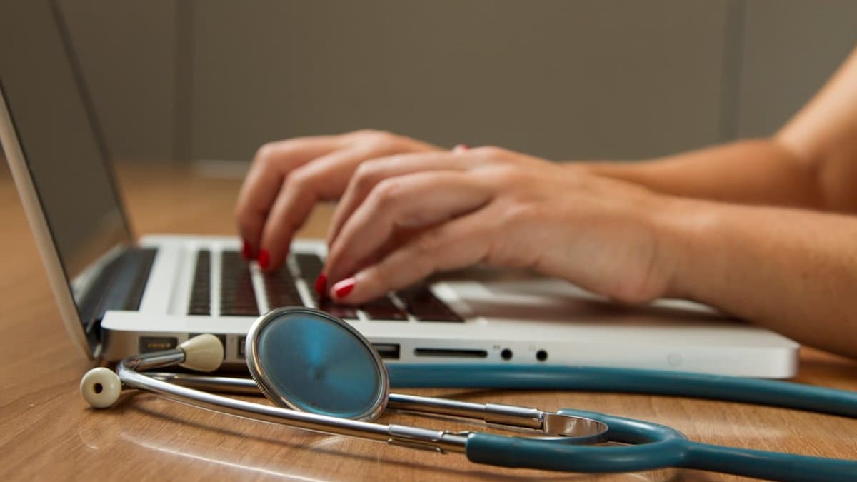 セラピストの安全なワークスペース。暗号化されたファイルと HIPAA 準拠の AI ツールがメンタルヘルスコンテンツの安全な作成を実現 — 写真提供:National Cancer Institute on Unsplash