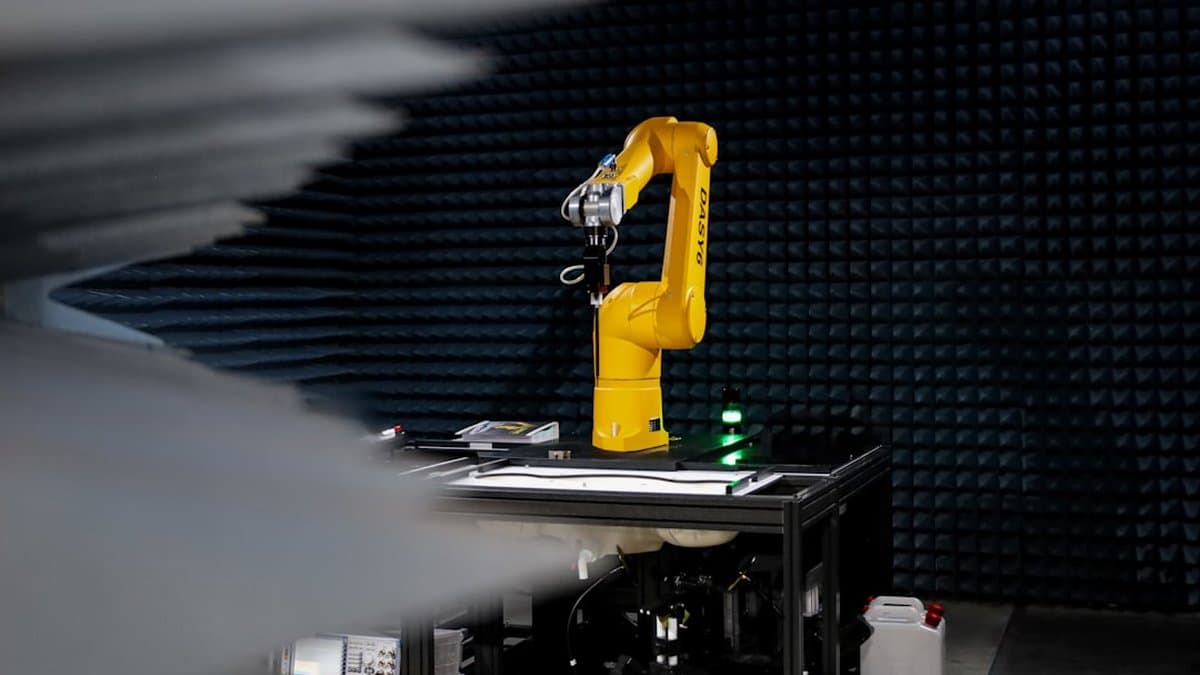 Интерфейс AI-платформы, демонстрирующий автоматизированное извлечение привлекательных коротких клипов из длительного видео, оптимизирующий создание контента. — Фото от Guille B на Unsplash