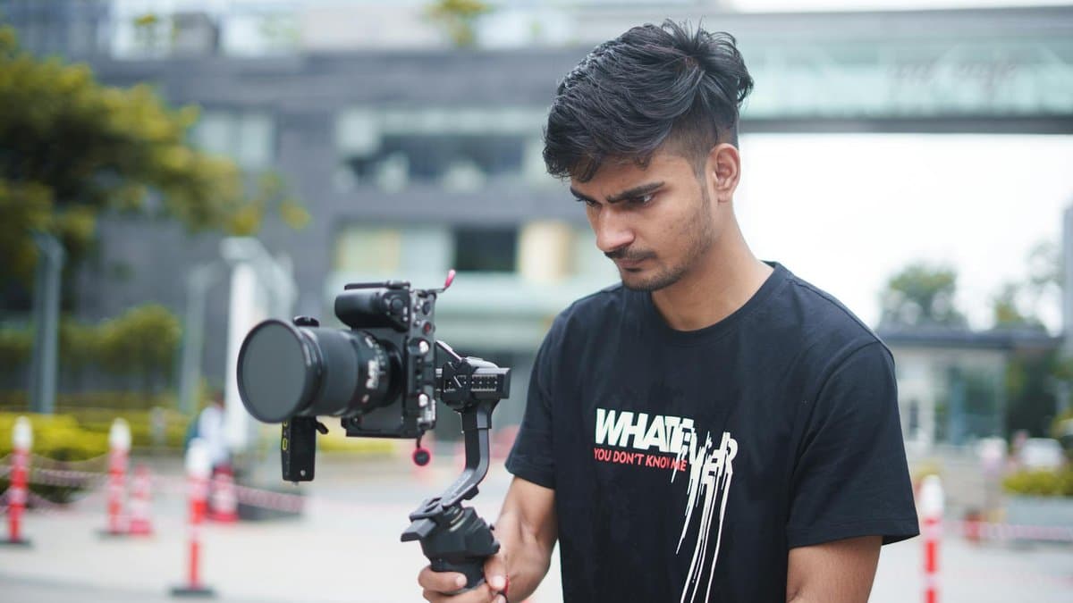 Revid AI mengubah teks dan URL menjadi YouTube Shorts viral dengan voiceover AI profesional dan caption — Foto oleh Sanket Mishra pada Pexels