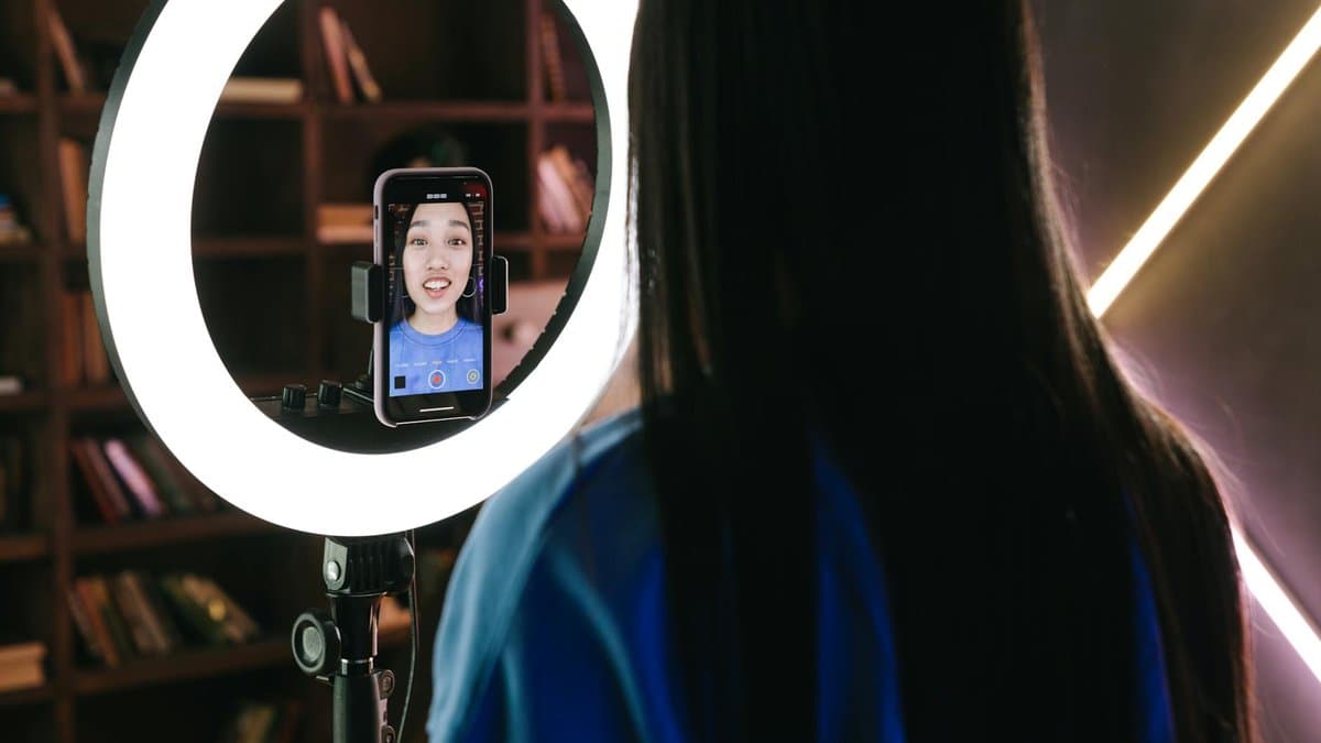 Dashboard Short.ai dengan AI clip maker, pembuatan script, dan tools kalkulator monetisasi terintegrasi — Foto oleh Ivan S di Pexels